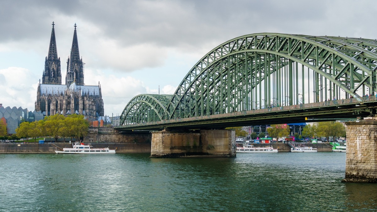 Der Kölner Dom, der Rhein und die Hohenzollernbrücke. 