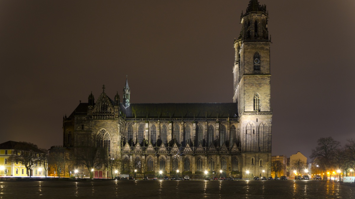 Der Magdeburger Dom bei Nacht.