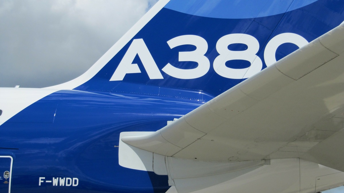 Der Schriftzug eines Airbus A380 auf dessen Flugzeugheck.