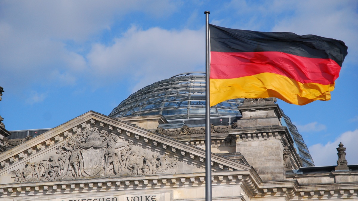 Die deutsche Flagge vor dem Bundestag.