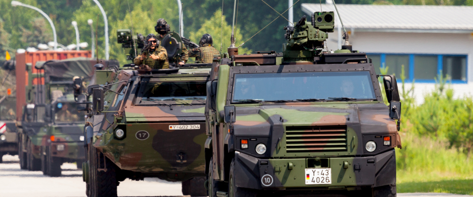 Deutsche Militärfahrzeuge in einem Konvoi. (Symbolfoto)