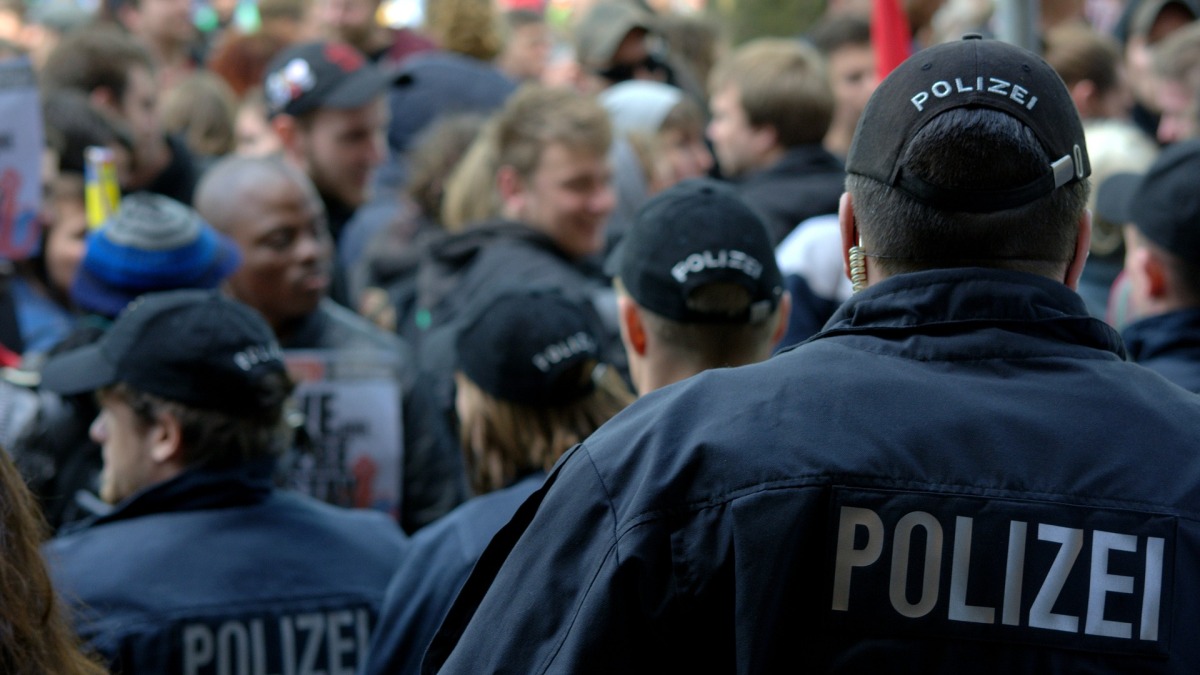 Deutsche Polizeibeamte bei einer Demonstration (Symbolbild).