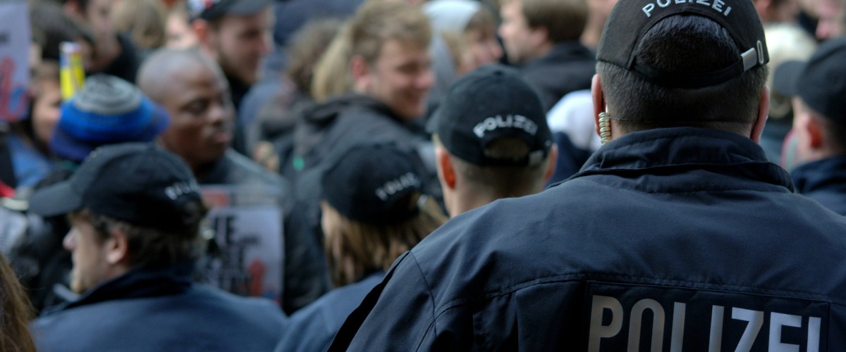 Deutsche Polizeibeamte bei einer Demonstration (Symbolbild).