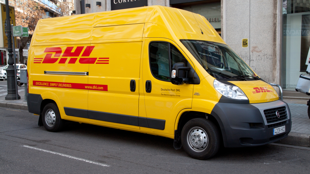 Ein DHL-Auslieferungswagen der Deutschen Post.