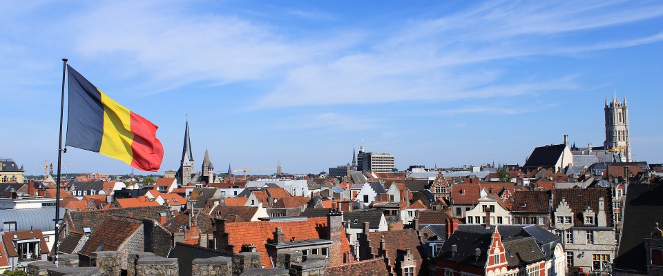 Die belgische Flagge über der Stadt Gent.