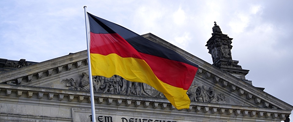 Die deutsche Flagge vorm Bundestag.