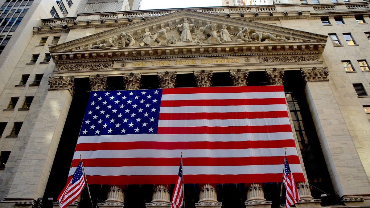 Die Flagge der USA vor der New York Stock Exchange.