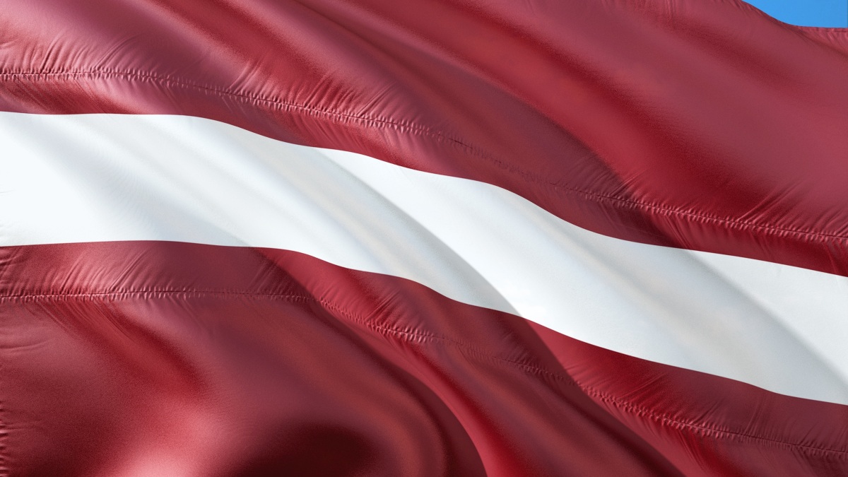 Die Flagge von Lettland.