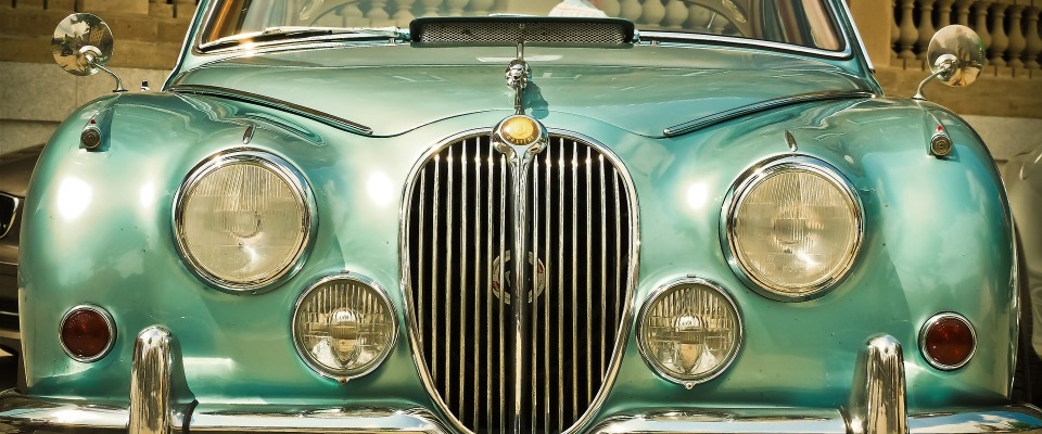 Die Front eines alten Jaguars.