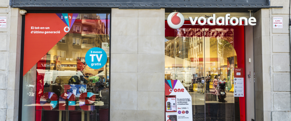 Die Front eines Vodafone-Geschäfts im spanischen Barcelona.