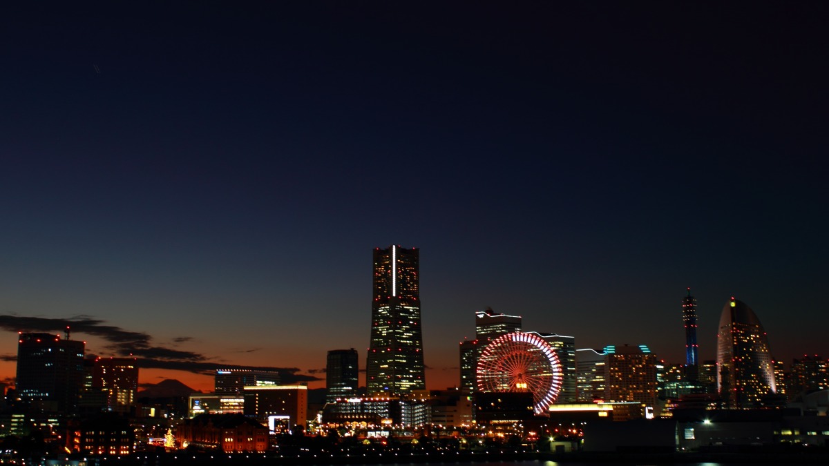 Die japanische Stadt Yokohama bei Nacht.