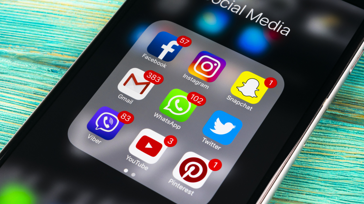 Die Logos verschiedener Social Media-Anbieter auf einem Smartphone.