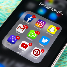 Die Logos verschiedener Social Media-Anbieter auf einem Smartphone.