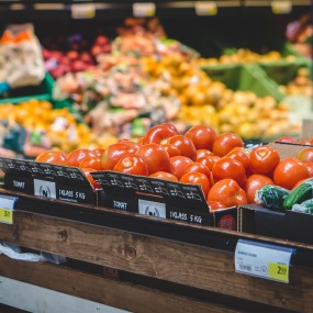 Die Obst- und Gemüseabteilung eines Supermarktes (Symbolbild).