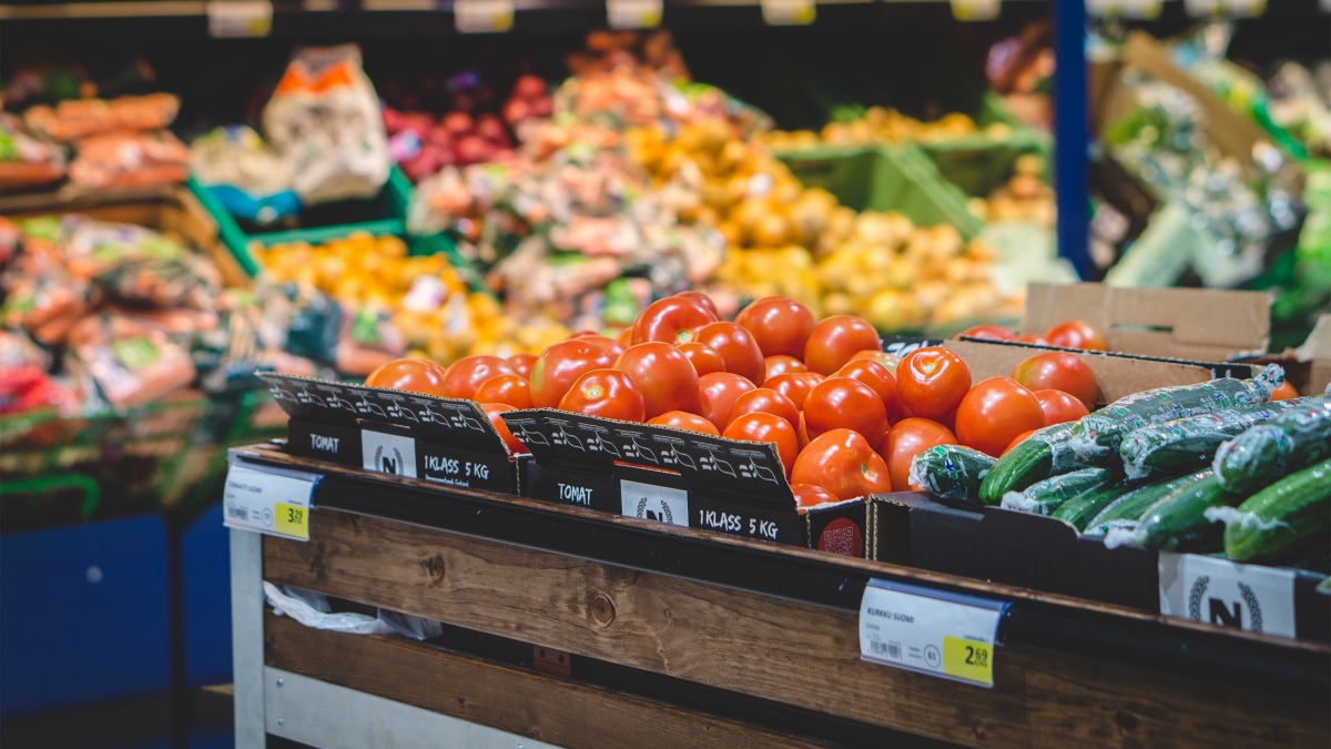 Die Obst- und Gemüseabteilung eines Supermarktes (Symbolbild).
