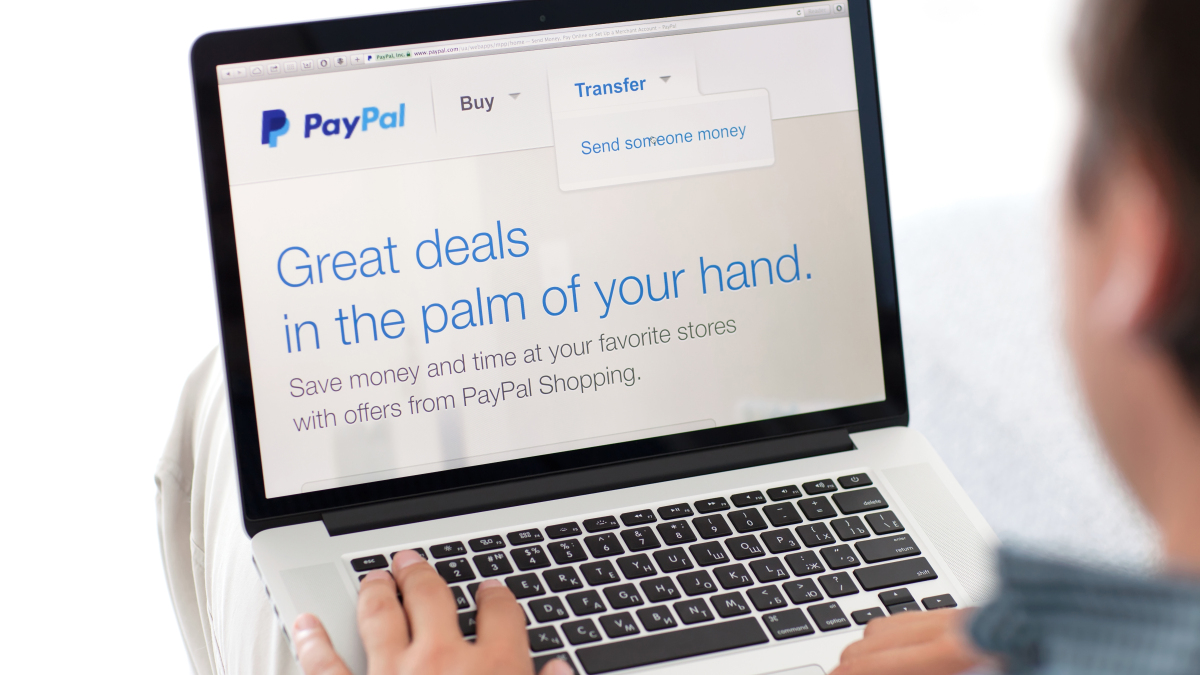 Die Paypal-Website auf einem Laptop.