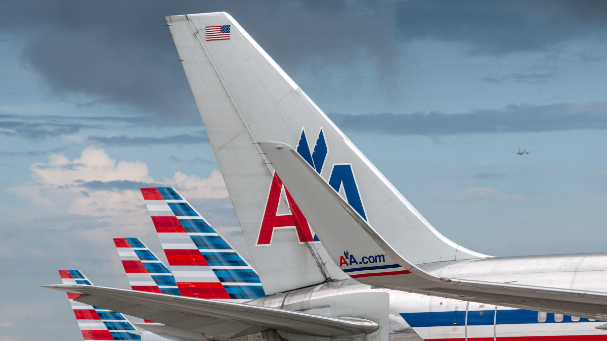 Die Ruder verschiedener Flugzeuge mit dem Logo von American Airlines.