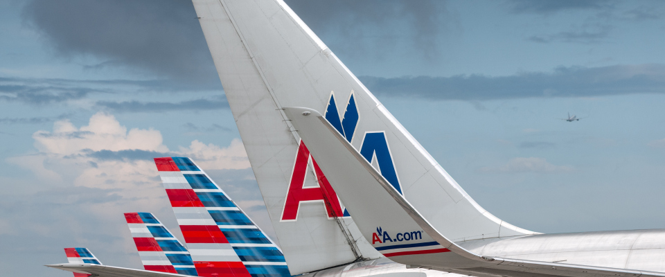 Die Ruder verschiedener Flugzeuge mit dem Logo von American Airlines.
