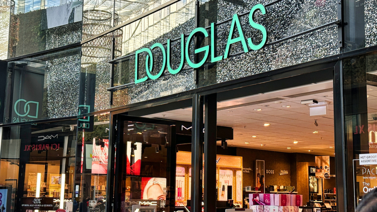 Douglas ist ein führendes internationales Einzelhandelsunternehmen, das sich auf den Verkauf von Parfüm, Kosmetik, Pflegeprodukten und Schönheitsprodukten spezialisiert hat.