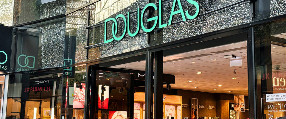 Douglas ist ein führendes internationales Einzelhandelsunternehmen, das sich auf den Verkauf von Parfüm, Kosmetik, Pflegeprodukten und Schönheitsprodukten spezialisiert hat.