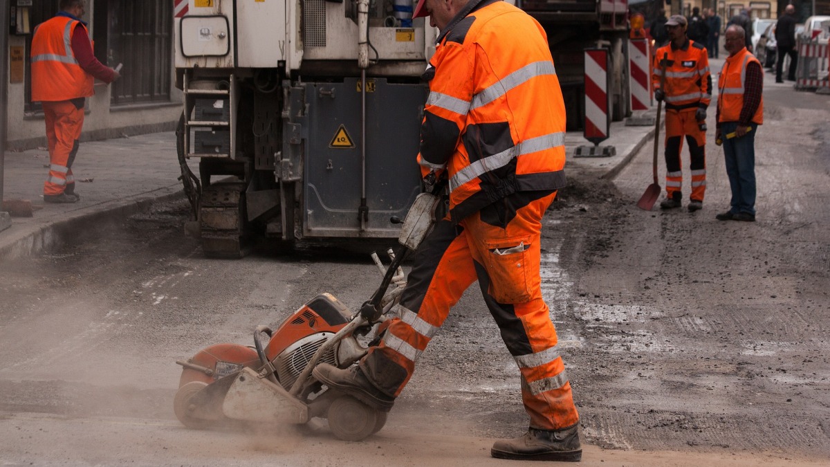 Ein Bauarbeiter beim Straßenbau (Symbolbild).