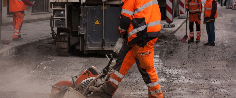 Ein Bauarbeiter beim Straßenbau (Symbolbild).