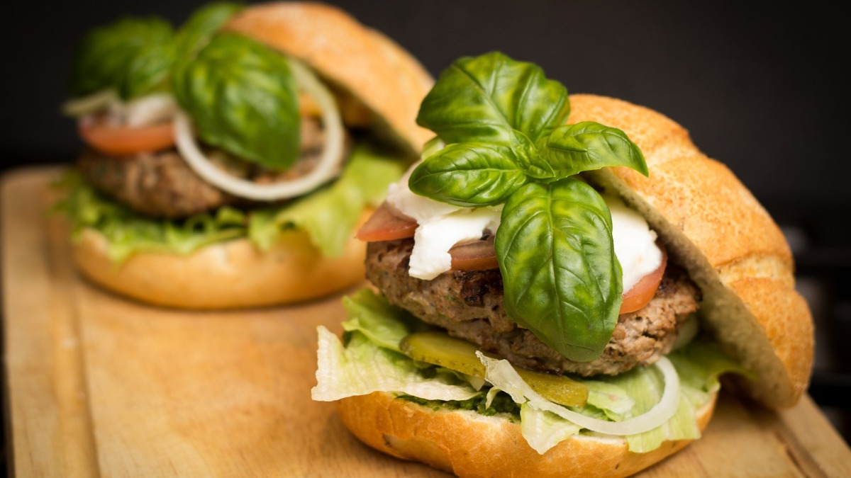 Die Nachfrage nach pflanzlichen Lebensmitteln steigt - ein Burger mit Gemüsepatty (Symbolbild).