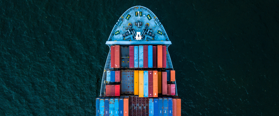 Ein Containerschiff aus der Vogelperspektive. (Symbolbild)