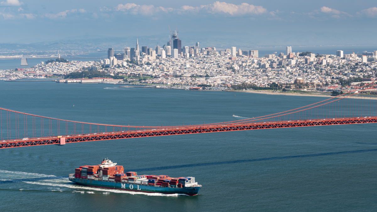 Ein Containerschiff der Reederei Mitsui O.S.K. Lines.