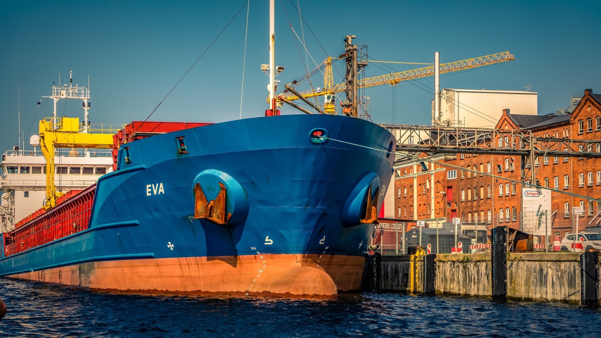Ein Containerschiff in einem Hafen (Symbolbild).