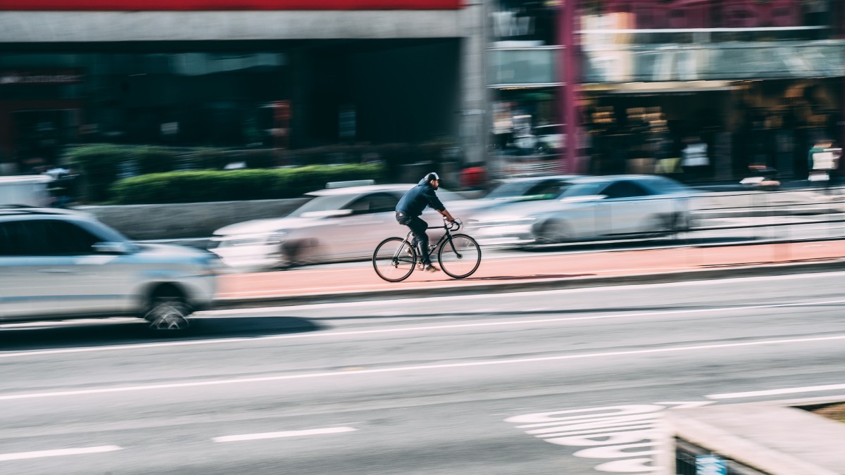 Ein Fahrradfahrer auf einem Radweg (Symbolbild).