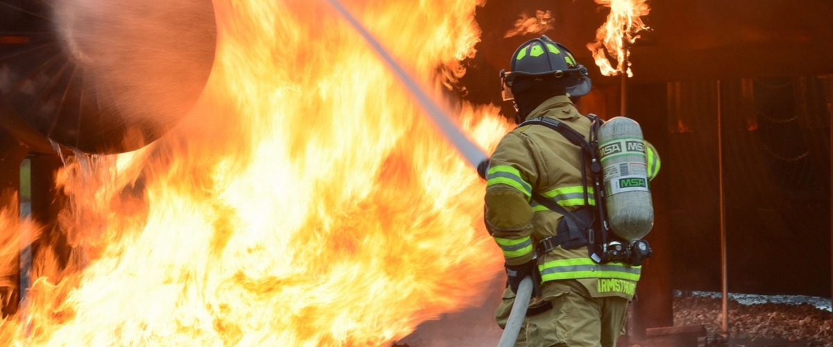 Ein Feuerwehrmann löscht einen Brand. (Symbolbild)