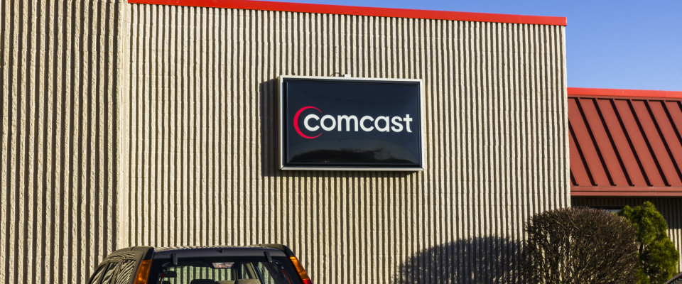 Ein Firmenschild von Comcast.
