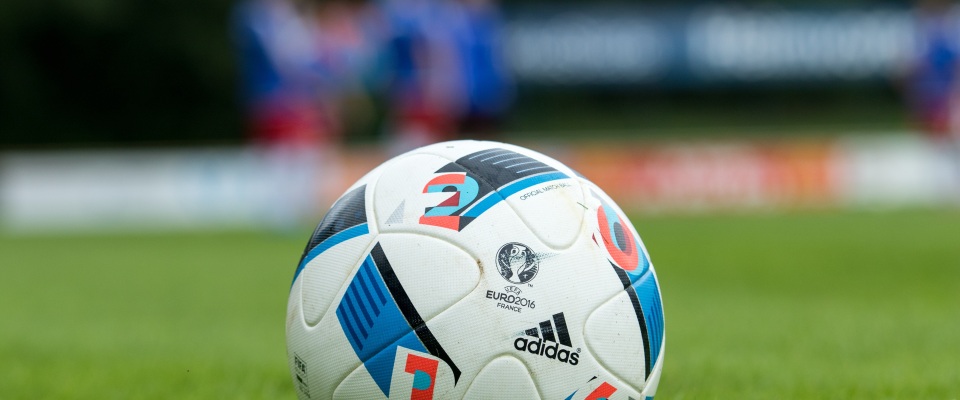 Ein Fußball von Adidas.