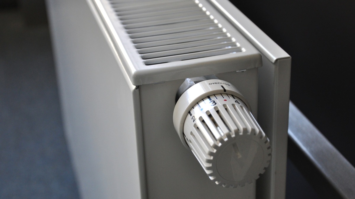 Ein Heizkörper mit Thermostat (Symbolbild).