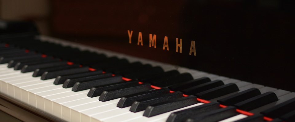 Ein Klavier der Firma Yamaha.