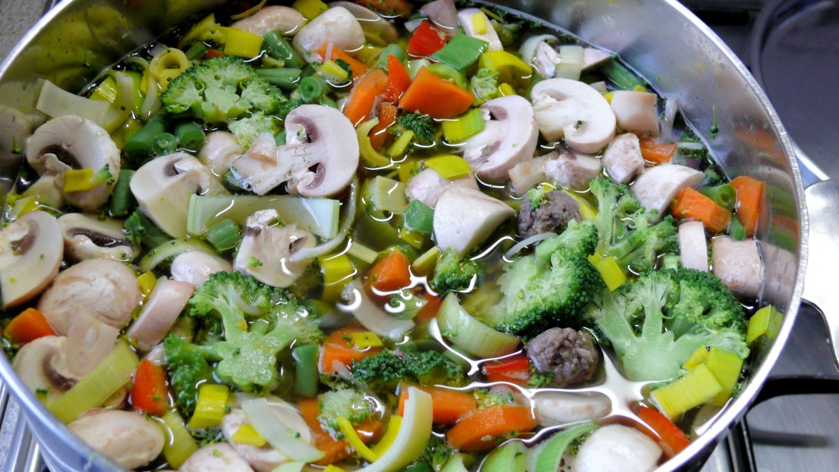 Ein Kochtopf mit Gemüsesuppe (Symbolbild).