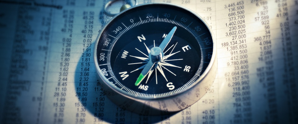Ein Kompass auf einer Zeitung mit Börsenkursen (Symbolbild).