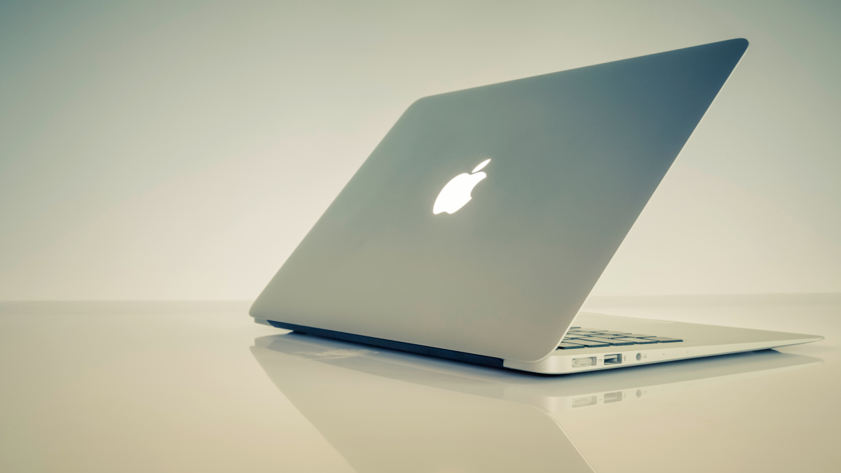 Ein Laptop der Marke Apple.