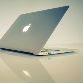 Ein Laptop der Marke Apple.