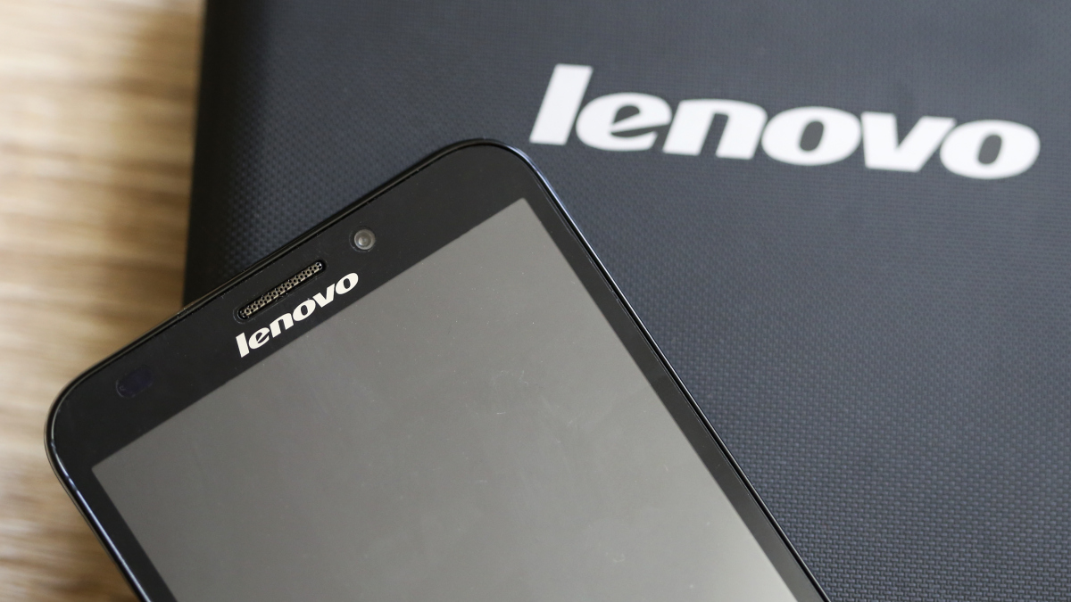 Ein Laptop und Smartphone der Firma Lenovo.