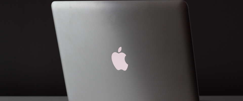 Ein Laptop von Apple.