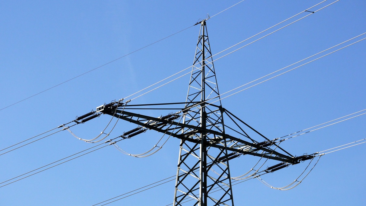 Ein Mast mit Stromleitungen (Symbolbild).