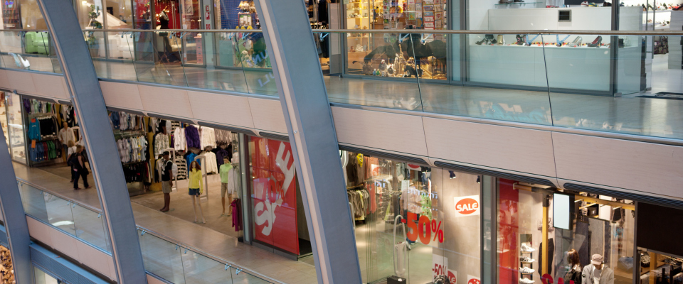 Ein mehrstöckiges Einkaufszentrum (Symbolbild).