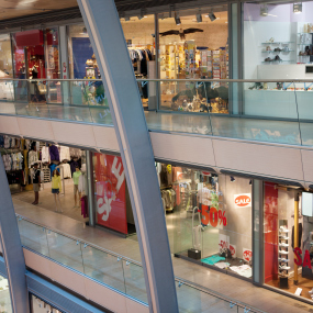Ein mehrstöckiges Einkaufszentrum (Symbolbild).