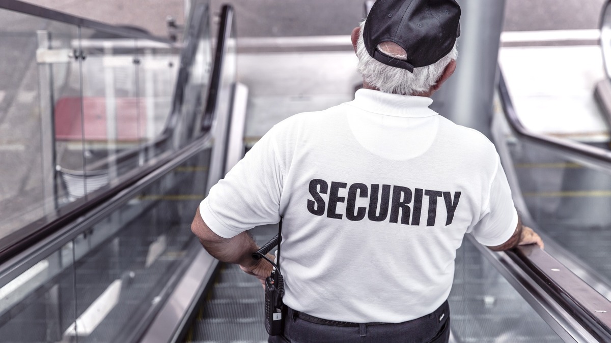 Der Mitarbeiter eines Sicherheitsdienstes bei der Arbeit (Symbolbild).