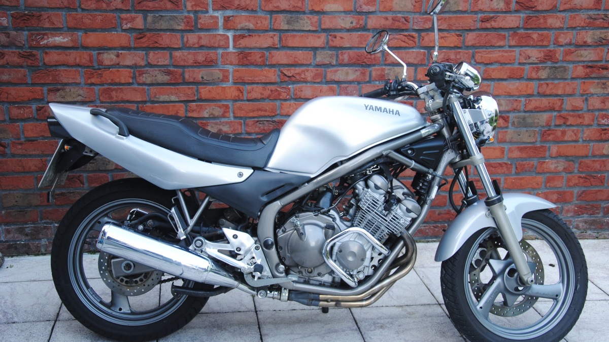 Ein Motorrad der Marke Yamaha.