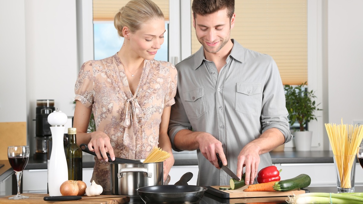 Ein Paar beim Kochen (Symbolbild).