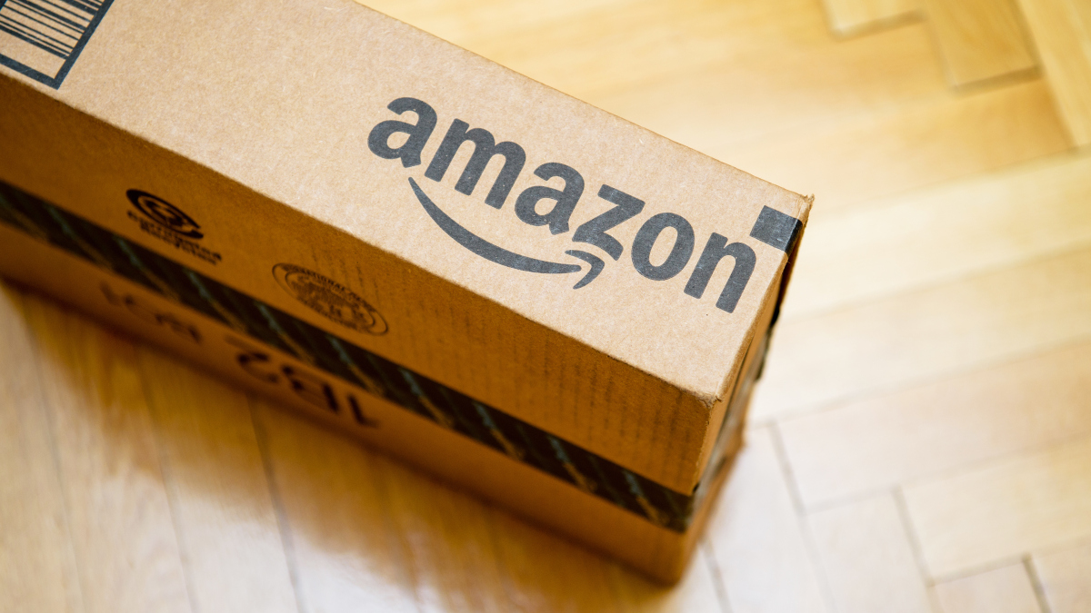 Ein Paket des Versandhändlers Amazon.