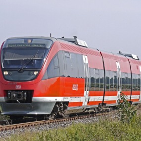 Ein Regionalzug auf offener Strecke (Symbolbild).